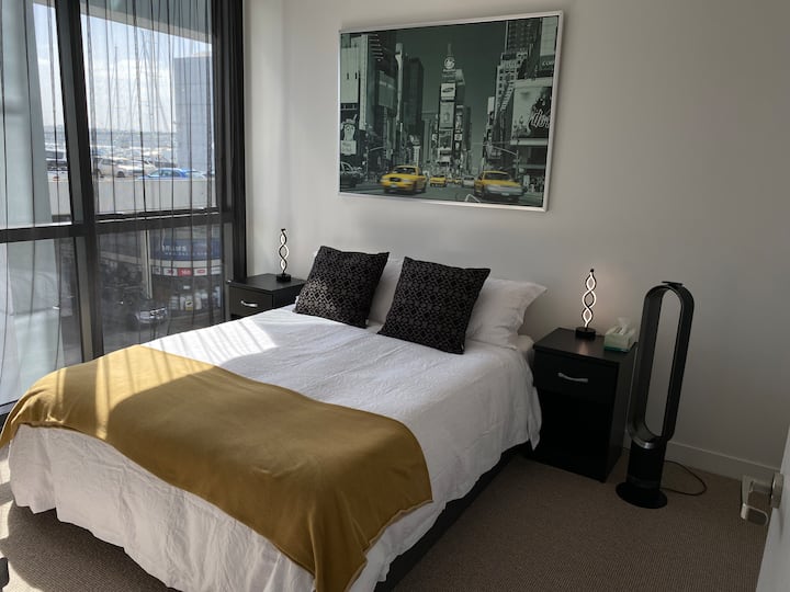 رغوة الذاكرة وسرير كوين مريح للغاية.