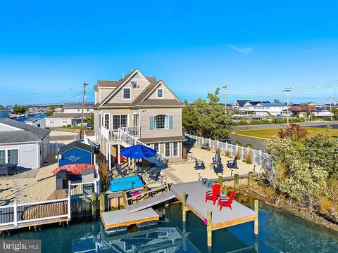 Waterfront- Sleeps 10+ - 5 bedrooms-Water toys