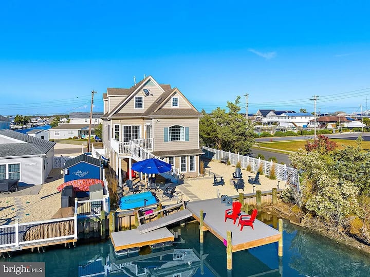Waterfront- Sleeps 10+ 4+bedrooms-Water toys