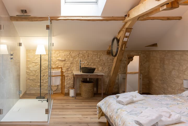 Suite Merlot. Une chambre romantique alliant cachet de l'ancien et salle d'eau privative pour une intimité totale.