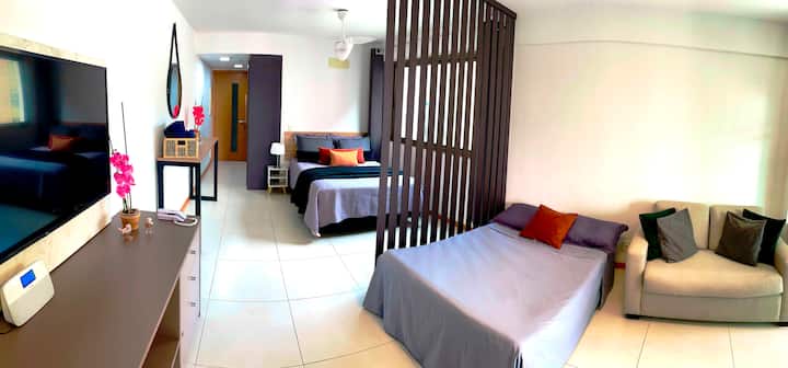 Დიდი და ფართო მისაღები ოთახი, რომელიც დაპროექტდა სახლის ოფისის სივრცით ლამპებით, მარმარილოვანი პანელით 50"-იანი სმარტ-ტელევიზორით, Bluetooth დინამიკით, მაღალსიჩქარიანი ინტერნეტით და გაყოფილი კონდიციონერით. Მასში არის გასაშლელი დივანი და 2 ადგილიანი დივანი. 