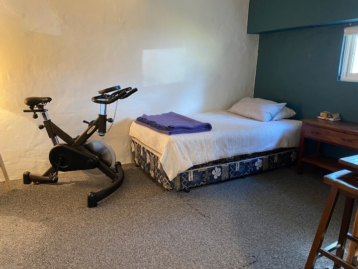 C'est notre retraite pour adolescents avec un lit king size auquel vous pouvez accéder. Salle DE bain complète pour ce voyageur. Cet espace dispose également de la buanderie.