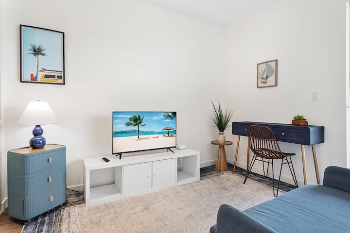 Outstanding Modern Apartment With Swimming Pool - Santa Monica, CA