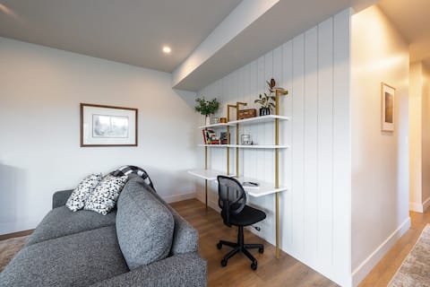Top Airbnb: Sophie's Mountain Retreat - Minutes from trails! in Squamish