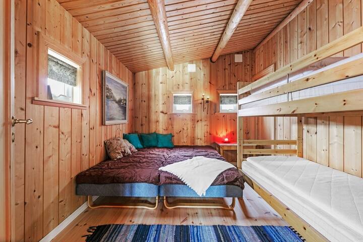 Poschodová posteľ bola nahradená detskou postieľkou (120 x 60). 