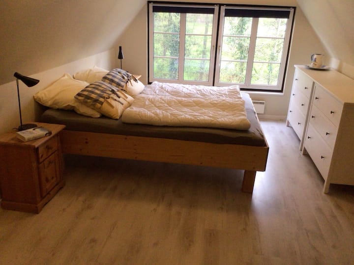 غرفة نوم في الطابق الأول. السرير 180 × 220 سم.  إذا كنت بحاجة إلى وسائد إضافية.