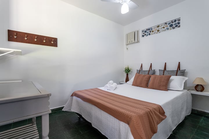 Qt 3 עם מיזוג אוויר ומאוורר תקרה.