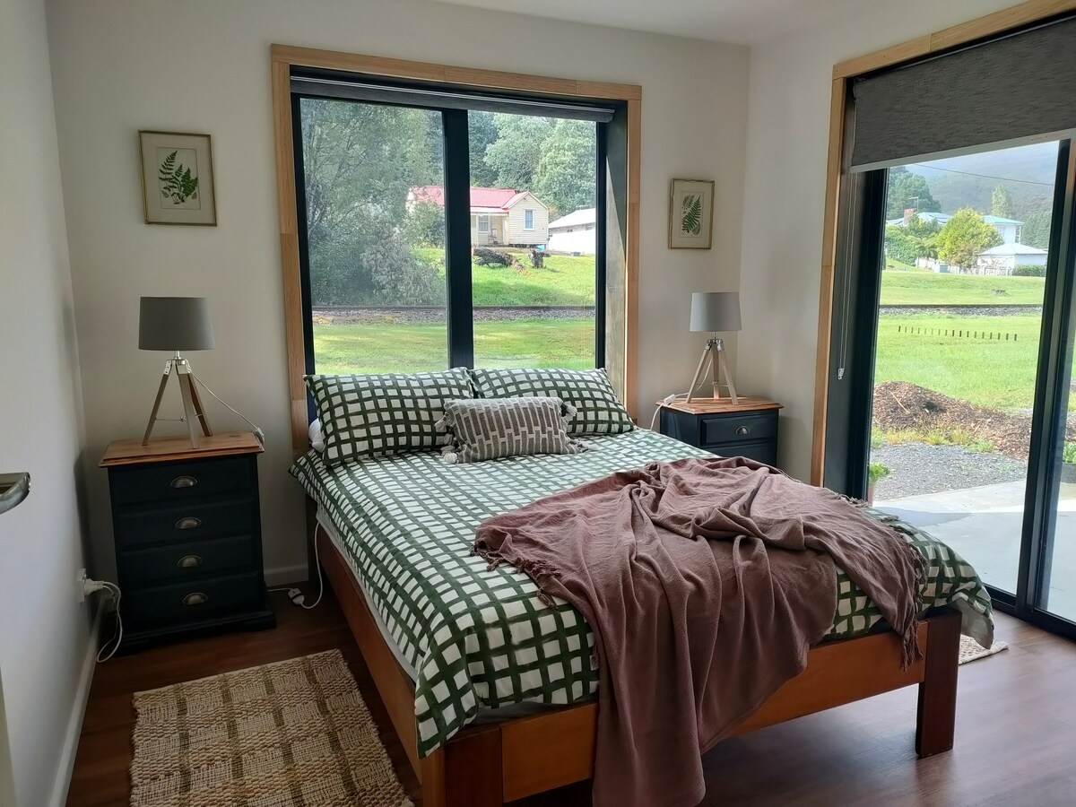 Საწოლი არის ორადგილიანი ელექტრო საბნით.