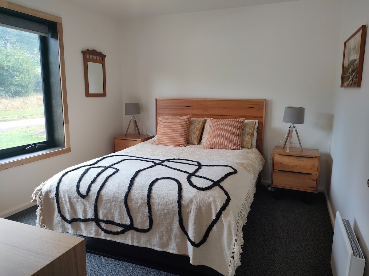 Საწოლი არის დედოფალი, ელექტრო საბნითა და მყუდრო თეთრეულით.