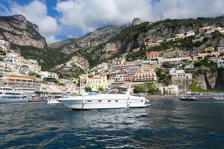 Motor Boat In The Gulf Of Naples / Excursions - Positano