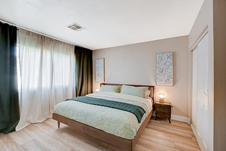 King Bed Suite With Patio Near Strip - Las Vegas, NV