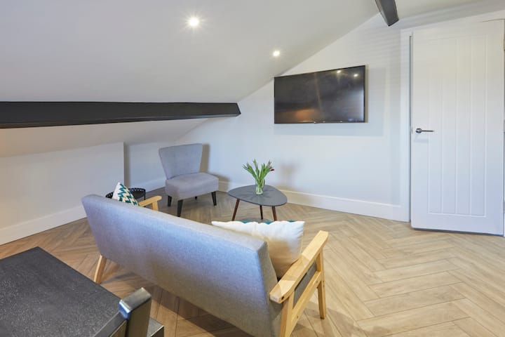 Grace's Loft | Near Beach | Wifi | Sleeps 3 - Scarborough