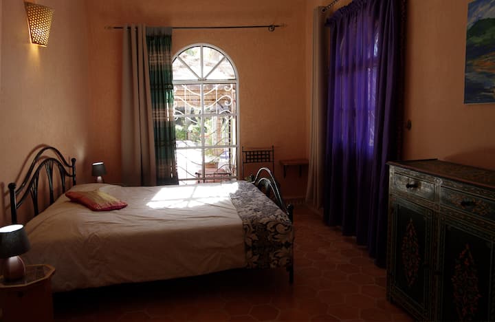 ห้องนอน 2 ที่ชั้นล่างมีเตียงควีนไซส์และตู้เสื้อผ้า