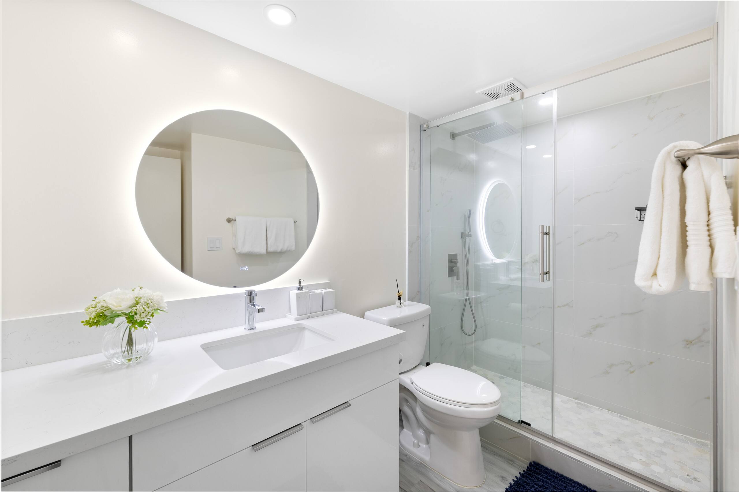 Modern with Stunning Views and Free Parking - Image 14