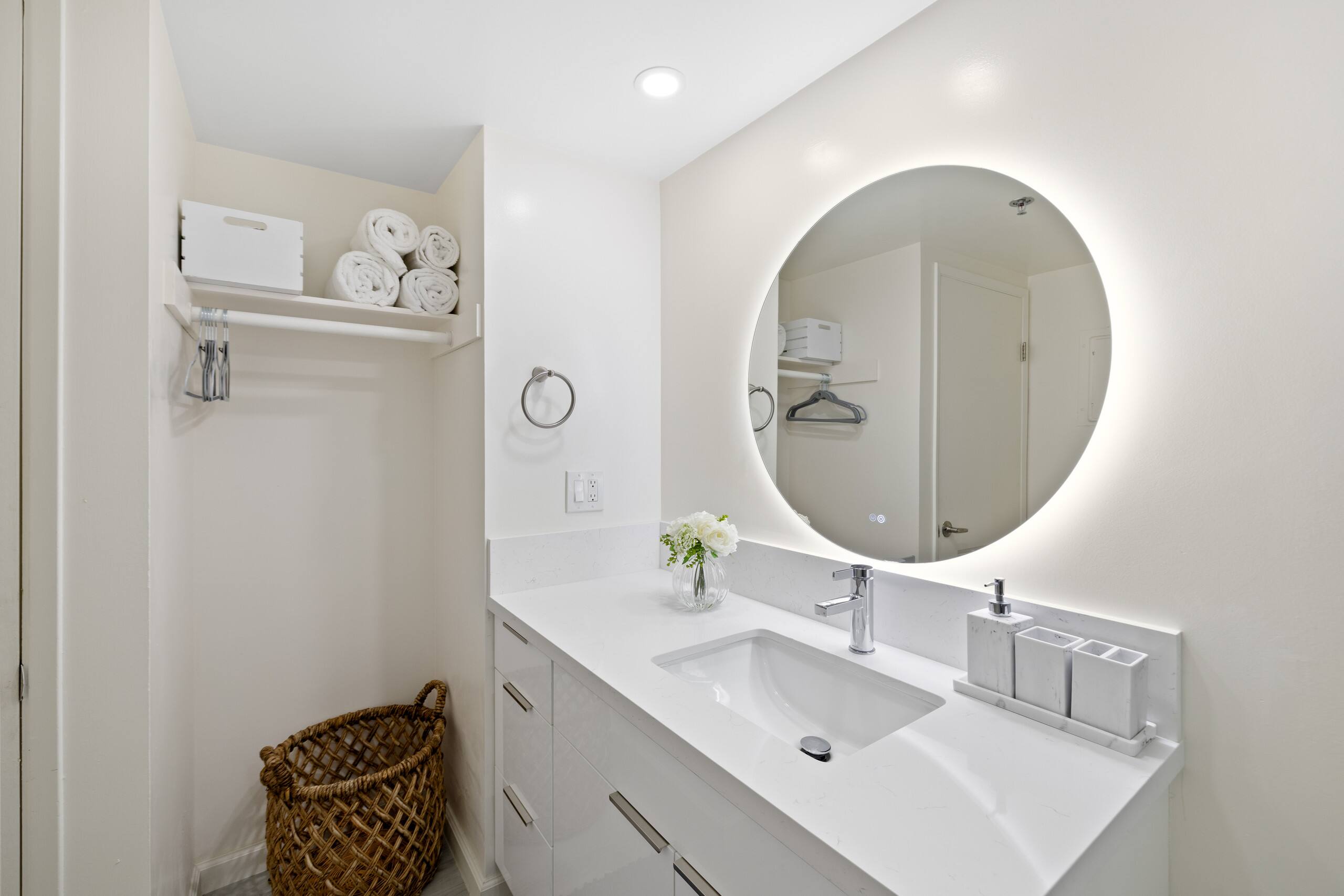 Modern with Stunning Views and Free Parking - Image 15