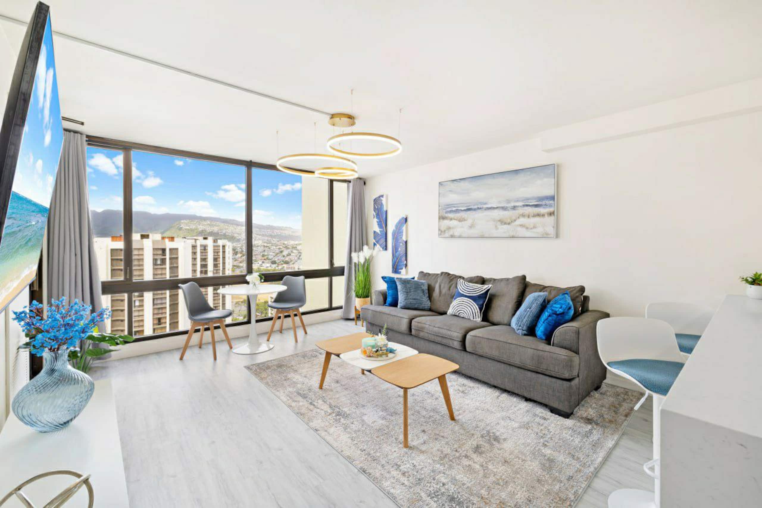 Modern with Stunning Views and Free Parking - Image 4