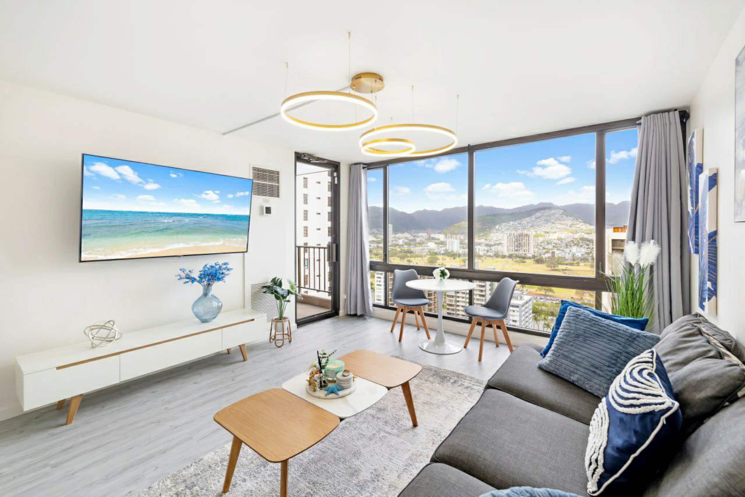 Modern with Stunning Views and Free Parking - Image 2