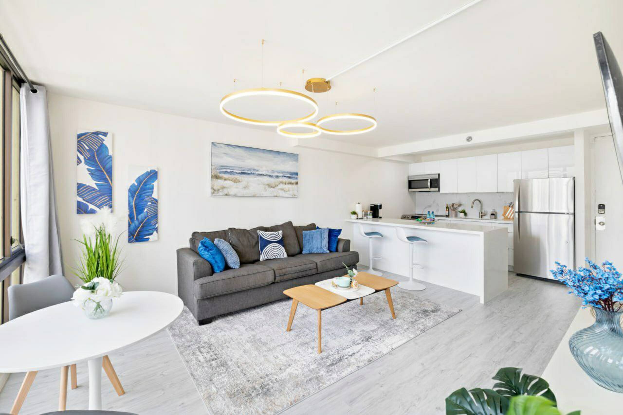Modern with Stunning Views and Free Parking - Image 3