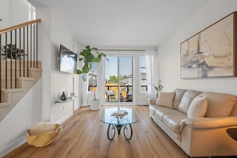 Modern Spacious Private Townhouse Getaway