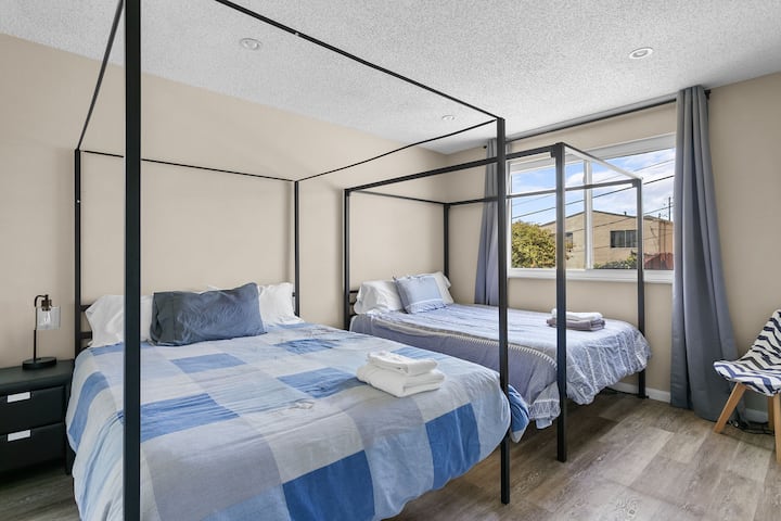 ห้องนอนใหญ่พร้อมห้องน้ำในตัวครึ่งหนึ่ง

ห้องนี้มีเตียงกันสาด 2 เตียงและโต๊ะข้างเตียง