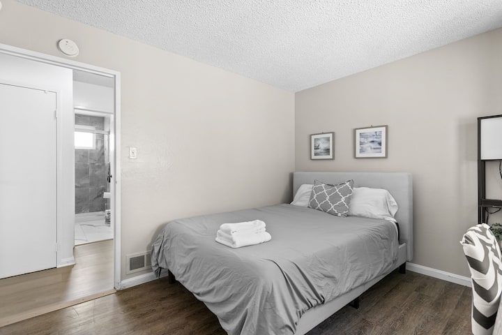 ห้องนอน 2 - ห้องนอนพร้อมเตียงเมมโมรี่โฟมควีนไซส์และโต๊ะทำงาน 