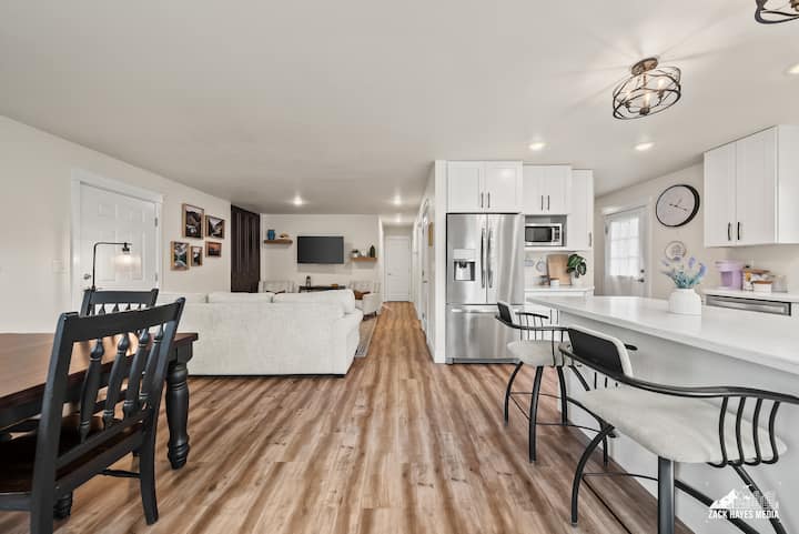 Stay Luxe | Peaceful Anc Getaway | King+queen Beds - Anchorage, AK