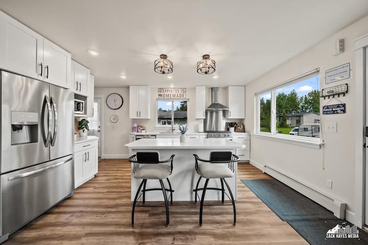 Stay Luxe | Peaceful Anc Getaway | King+queen Beds - Anchorage, AK