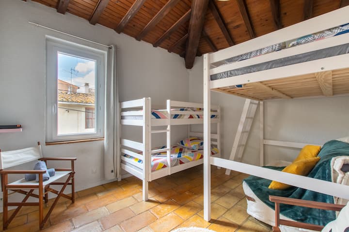 Ლამაზი საძინებელი 1 ორსართულიანი საწოლით და 1 ორადგილიანი საწოლით ანტრესოლზე.
Ის აღჭურვილია თქვენი ნივთებისთვის განკუთვნილი ტანსაცმლის საკიდით.
Ამ ოთახში, ასევე, არის საშხაპე ოთახი უნიტაზით.