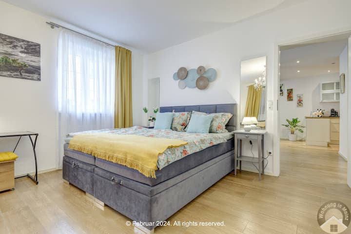 Chumba cha kulala chenye nafasi ya m² 24 na kitanda cha watu wawili na kitanda cha sofa chenye starehe sana. Sehemu nyingi na kabati kubwa! Inafaa kwa ajili ya mapumziko ya kupumzika.