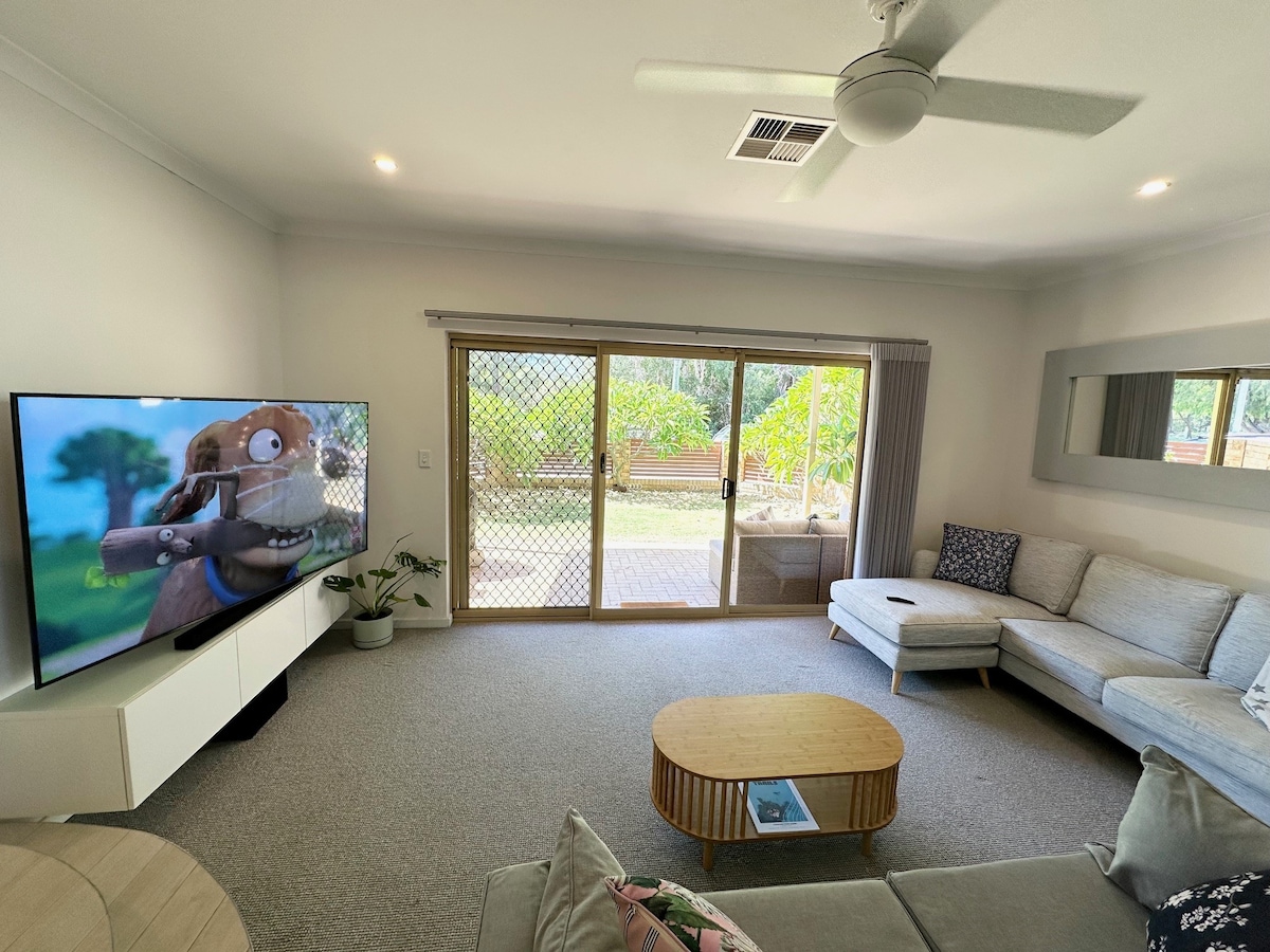 Top performing Airbnb: Frangipani Beach House - 800m to beach in Scarborough