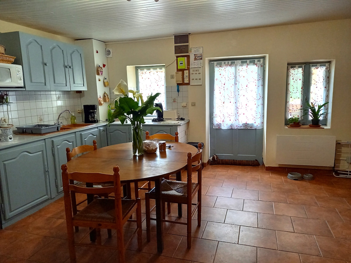 De woonkamer, grote kamer van ongeveer 30 m2. Versheid gegarandeerd in zomer.