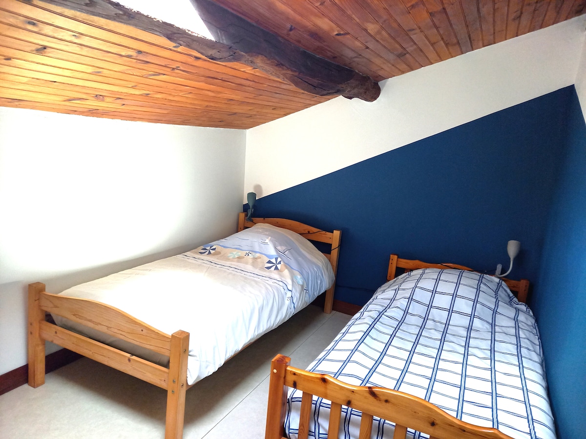 In deze kamer vind je een veleda-schilderij met uitwisbare viltjes om je kunstenaars zichzelf te laten uiten. Een theater en wat poppen voor 'shows'. Een 3-pins lade dressoir en een extra dekbedovertrek.