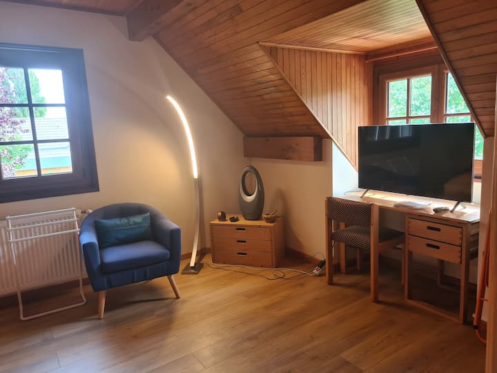 Työpöytä, lamppu, tuuletin, älytelevisio