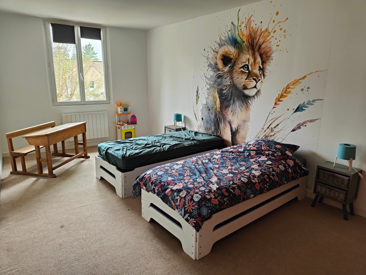 Chumba cha juu cha kulala.
Vitanda ni vitanda vinavyoweza kupakiwa, kwa hivyo inawezekana kuwa na vitanda vinne hapa