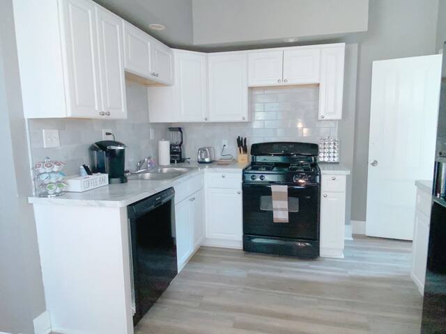 PARK AVE Getaway 4 bdrm/2.5 bath, AC, Parking gallery image 3