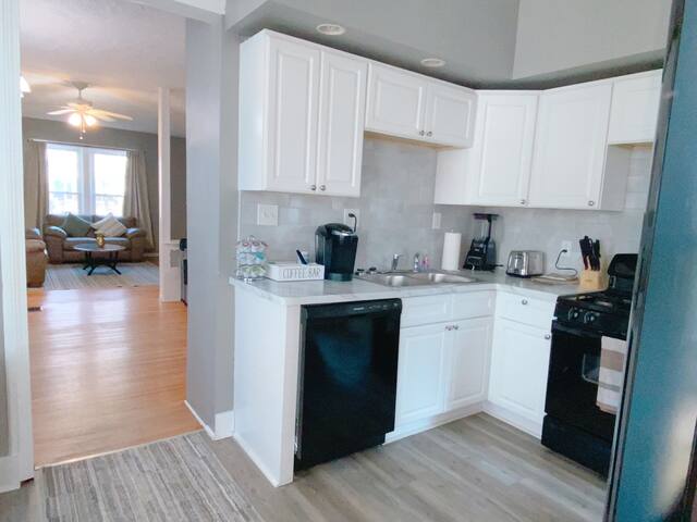 PARK AVE Getaway 4 bdrm/2.5 bath, AC, Parking gallery image 2