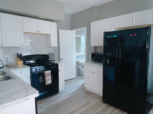 PARK AVE Getaway 4 bdrm/2.5 bath, AC, Parking gallery image 4