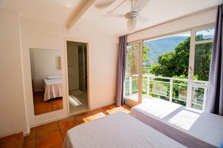 Apartmán 2 s dvoma samostatnými posteľami, klimatizáciou, stropným ventilátorom, miestom na uloženie oblečenia, prikrývkami, vankúšmi navyše, posteľnou bielizňou, zatemnením závesov s priamym východom na balkón.