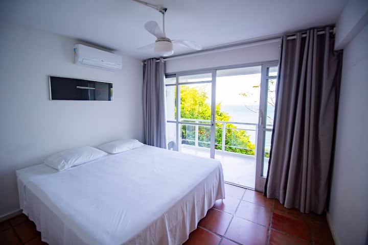 Apartmán 4 s manželskou posteľou King, klimatizáciou, stropným ventilátorom, miestom na uloženie oblečenia, prikrývkami, vankúšmi navyše, posteľnou bielizňou, zatemnením závesov s priamym východom na balkón.