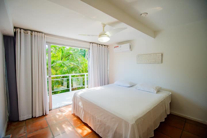 Apartmán 4 s manželskou posteľou King, klimatizáciou, stropným ventilátorom, miestom na uloženie oblečenia, prikrývkami, vankúšmi navyše, posteľnou bielizňou, zatemnením závesov s priamym východom na balkón.