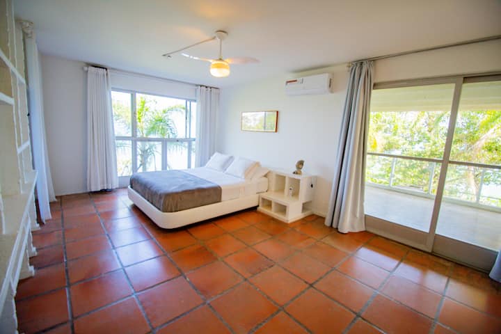 Apartmán 1 s manželskou posteľou King, klimatizáciou, stropným ventilátorom, miestom na uloženie oblečenia, prikrývkami, vankúšmi navyše, posteľnou bielizňou, zatemnením závesov s dvoma priamym východom na balkón.