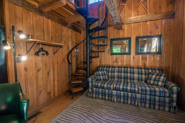 استرخ في غرفة المعيشة مع أريكة للنوم. ستجد غرفة النوم العلوية أعلى الدرج الحلزوني.