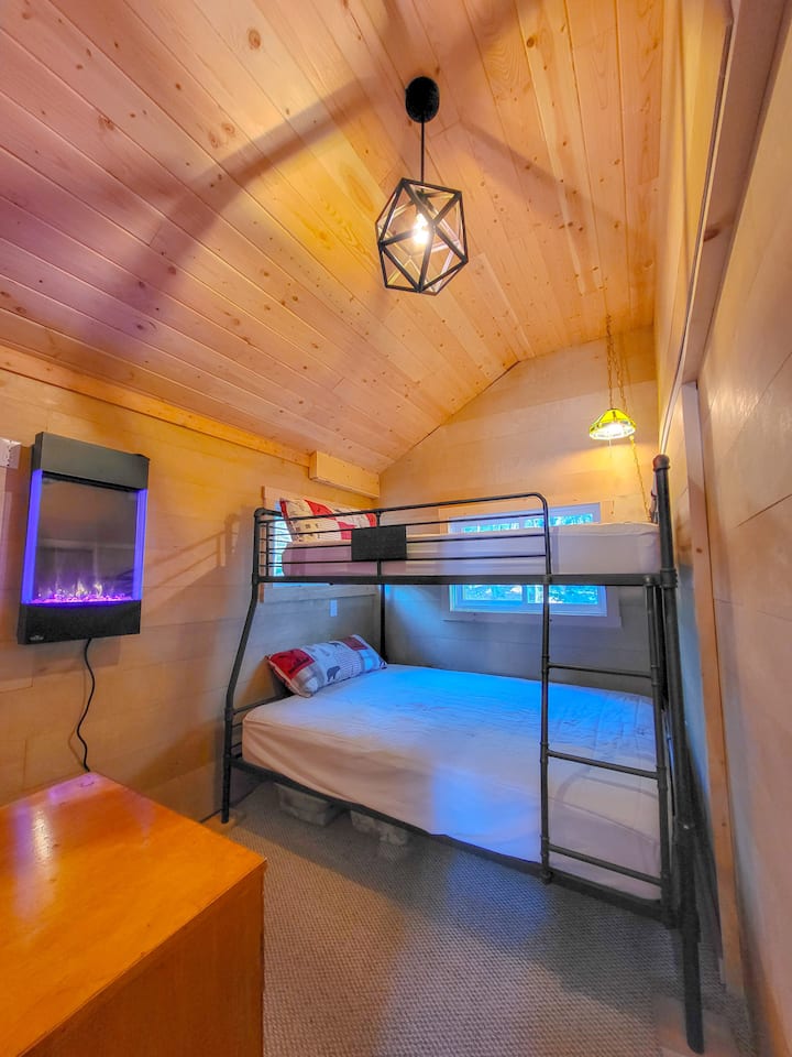 Queen/double bunkbed.