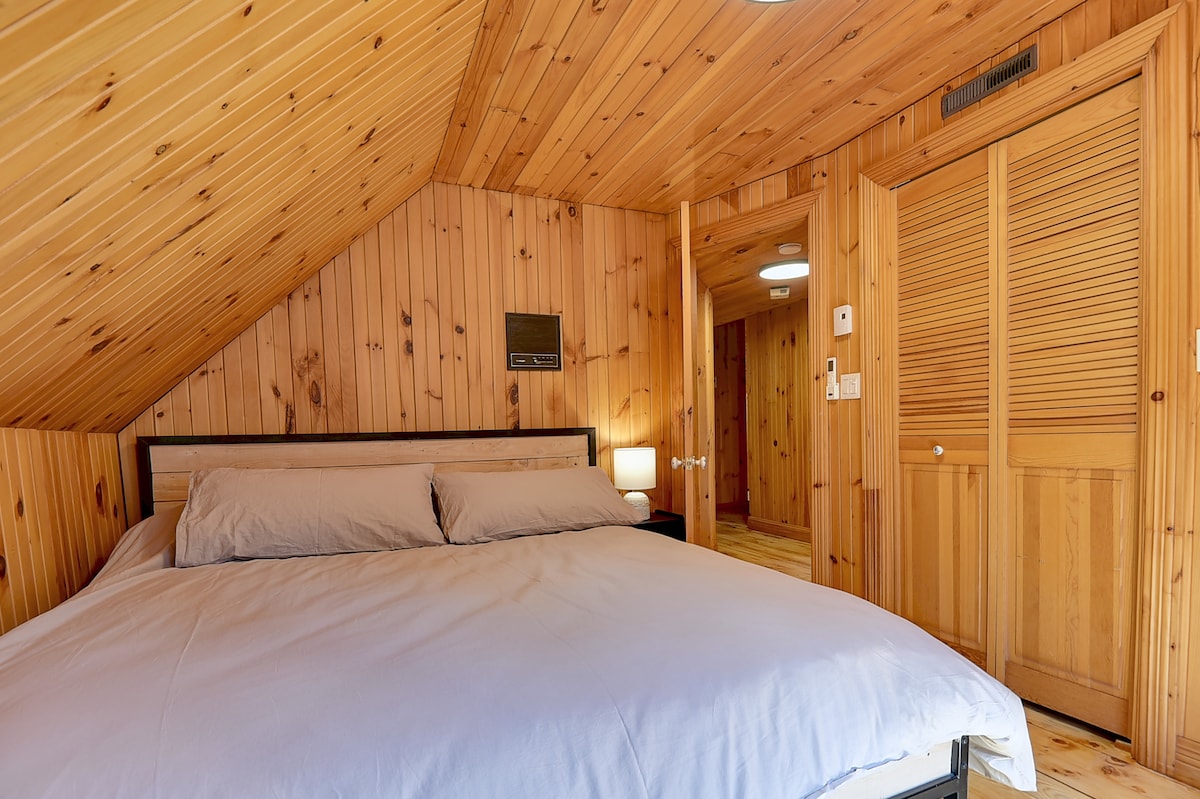 加大双人床卧室