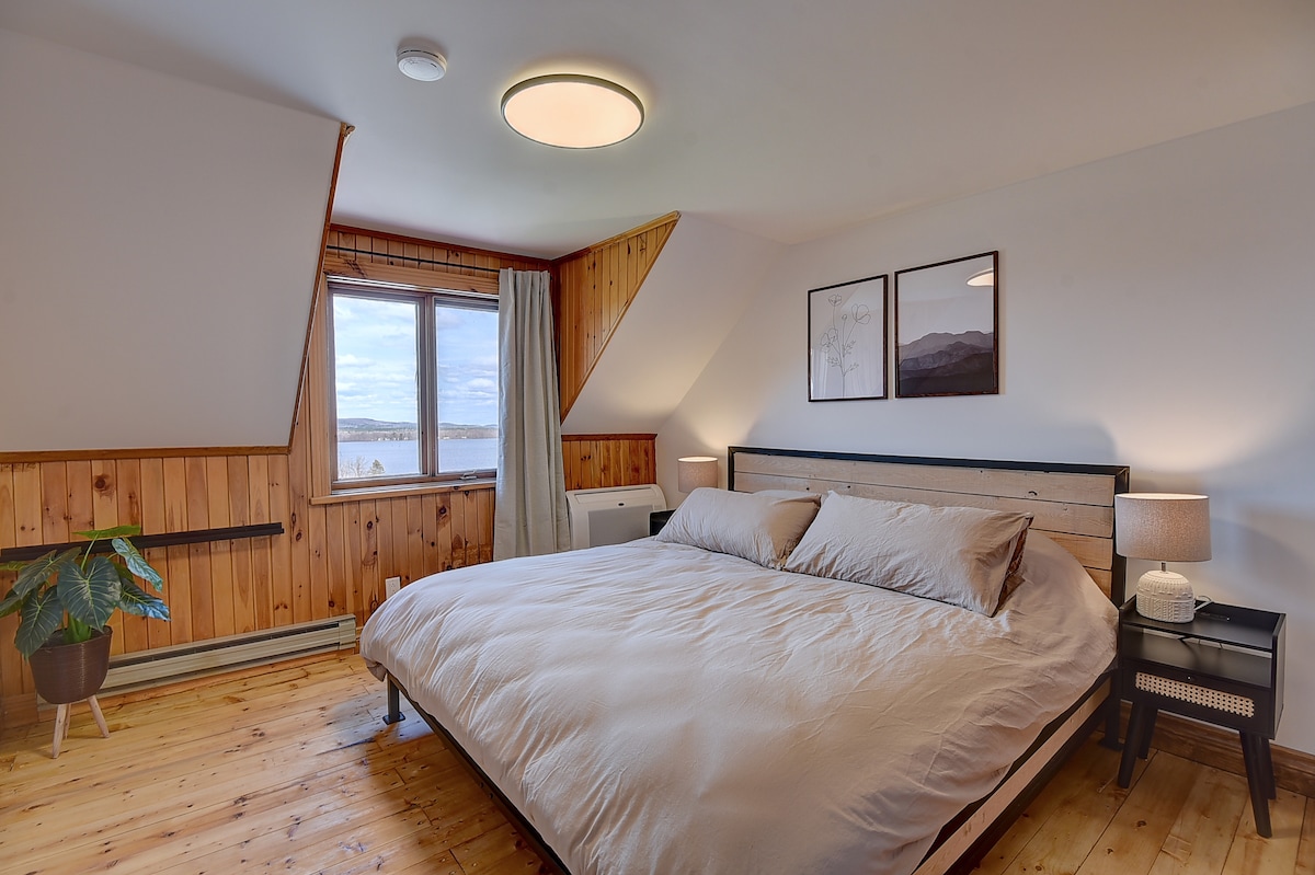 带湖景加大双人床的加大双人床房