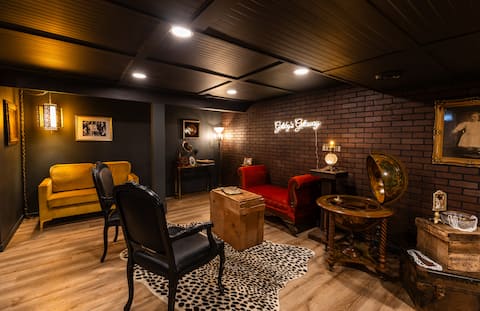 Gatsby's Getaway-Unique stay near downtown