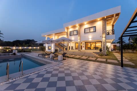 Massive Tranquil Urban Oasis