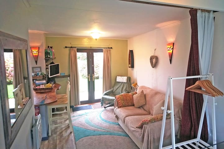 Cosy Open Plan Chalet - The Lizard