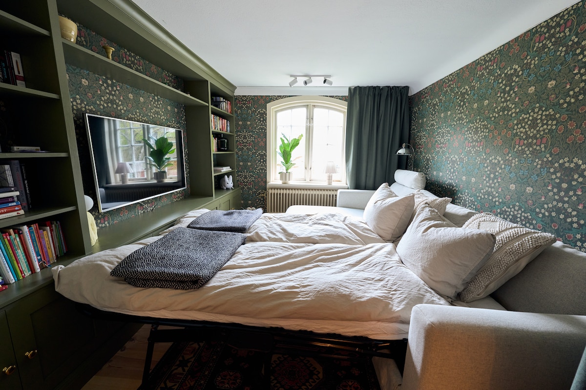 Sofa na razvlačenje sa zavjesom za privatnost 