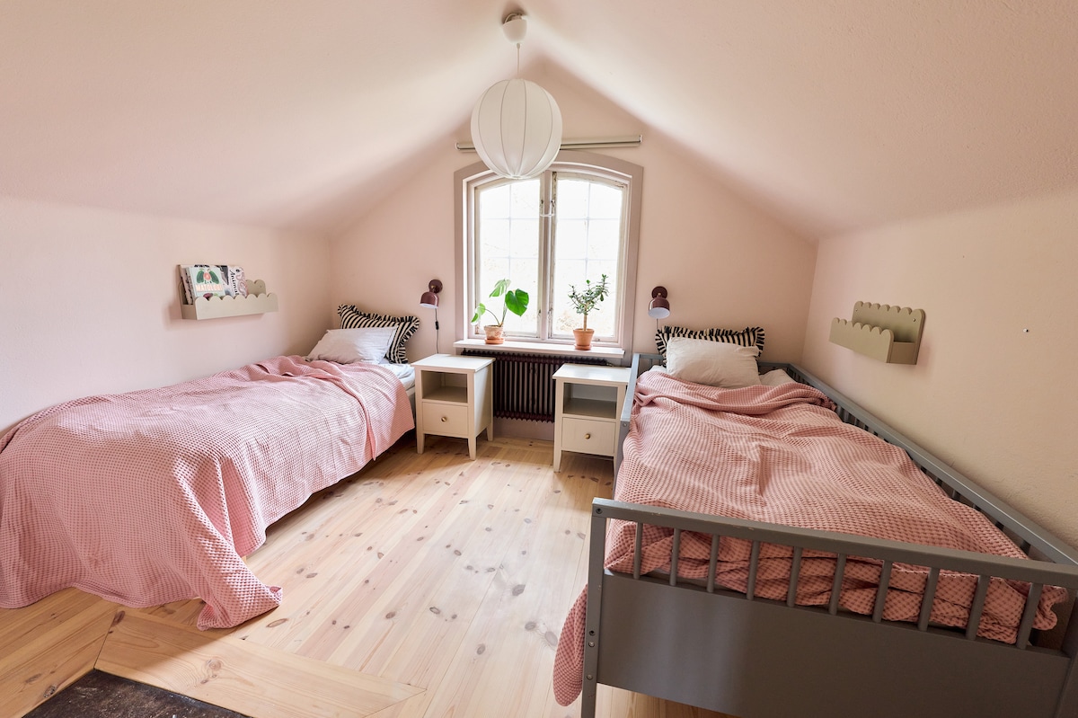 2 udobna kreveta širine 90 cm s noćnim ormarićima 